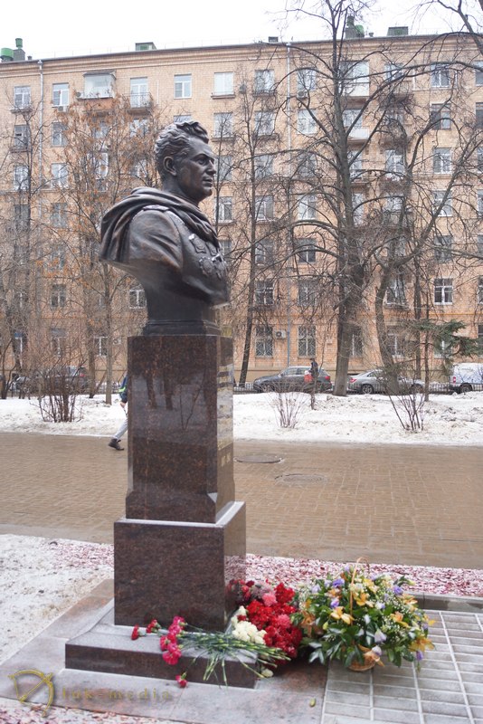 памятник черняховскому в москве на улице черняховского ...
 Черняховский Памятник