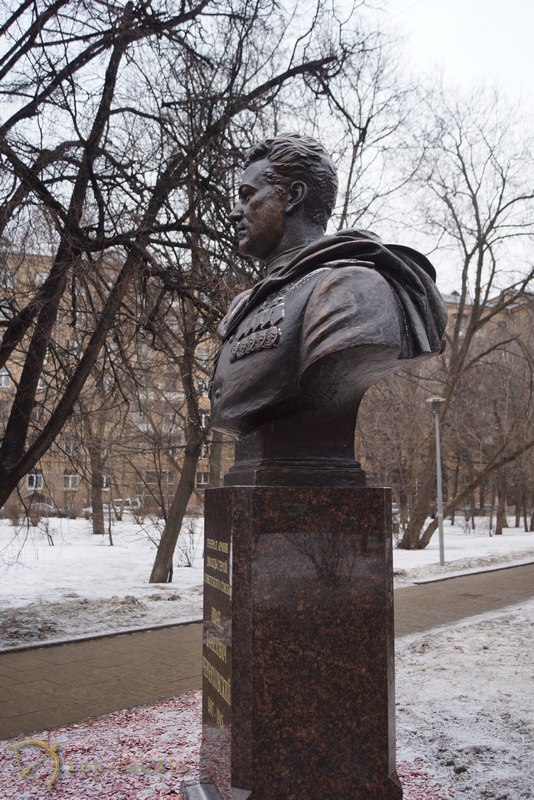 памятник черняховскому в москве на улице черняховского ...
 Черняховский Памятник