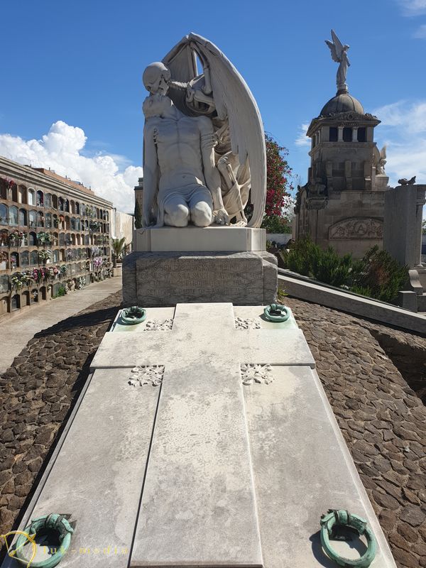 Памятник Поцелуй смерти