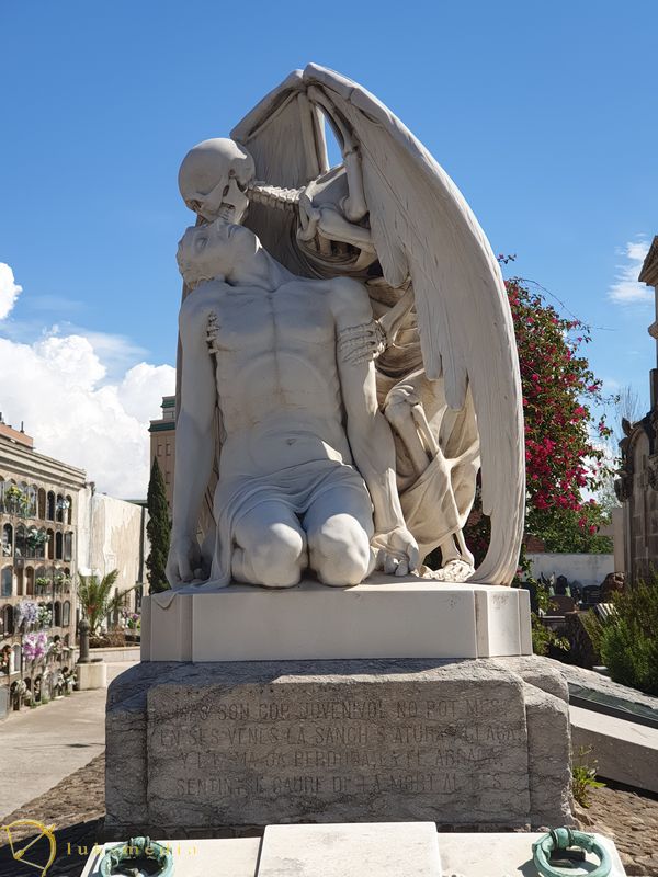Памятник Поцелуй смерти