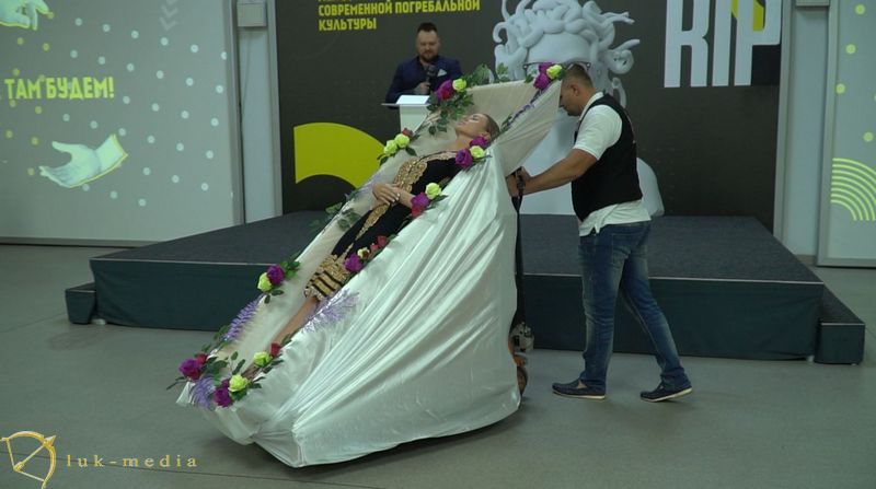 Дефиле траурной моды на выставке RIP 2021 в Киеве