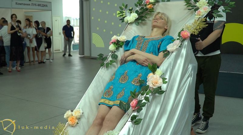 Дефиле траурной моды на выставке RIP 2021 в Киеве